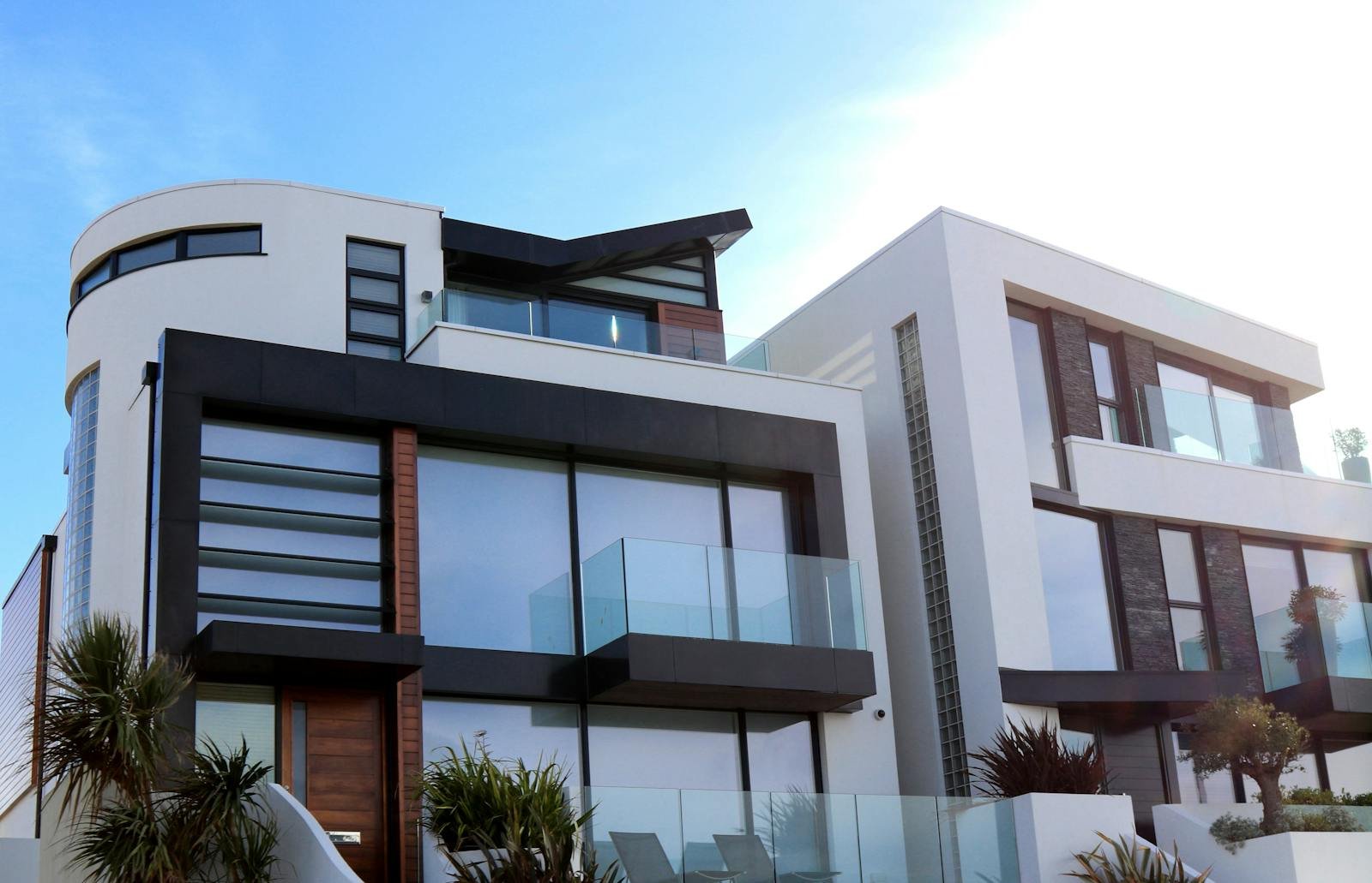 MAESGAR reformas Pozuelo Contemporary luxury home with glass balconies in Poole, UK, showcasing modern architectural design.