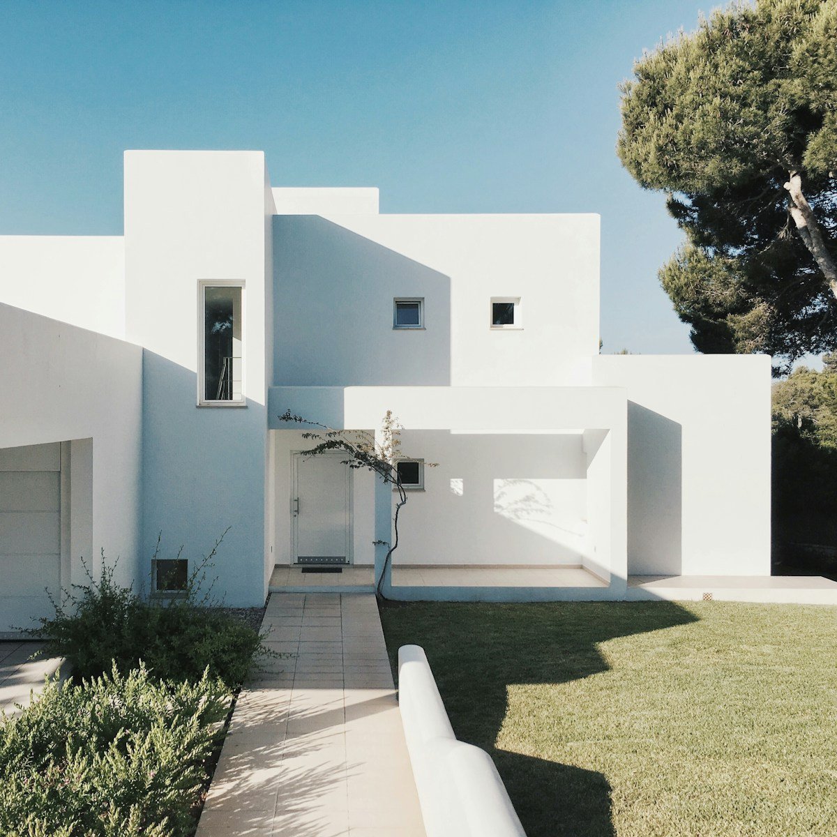 MAESGAR Pozuelo de Alarcón white concrete house near green tree during daytime