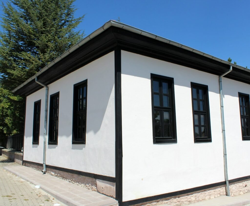 MAESGAR reformas Pozuelo white and black concrete house